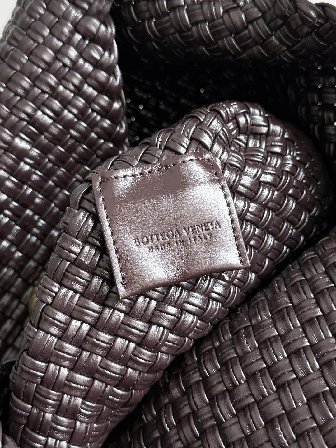 Batch 7360 BOTTEGA VENETA new product large Tosca Baci Baci means Kiss in Italian. Different from the previous Tosca style, this time the entire handbag presents a triangular shape design, and the handle is also designed with a single handle. The delicateness of each stitch of the craftsman's weaving, and the warmth of the handwork are like freshly baked bread! This is a bag that only experienced craftsmen can weave. The lightweight material and large capacity make it easy to carry whether you are an office worker or a student party😍Not only that, this bag is full of fashion, making you the center of attention whether it is for daily outings or important occasions👀 Style number: 762635 Size: 54*39.5*6cm
